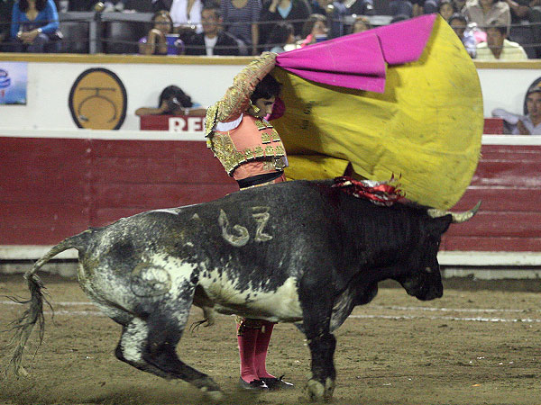 Capote a la espalda