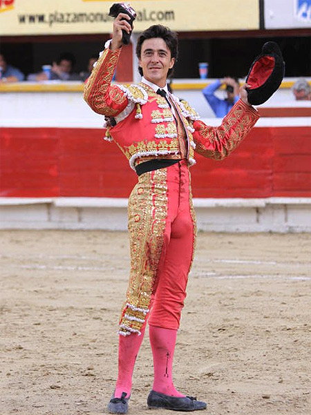 Mostrando la oreja (Pelayo)