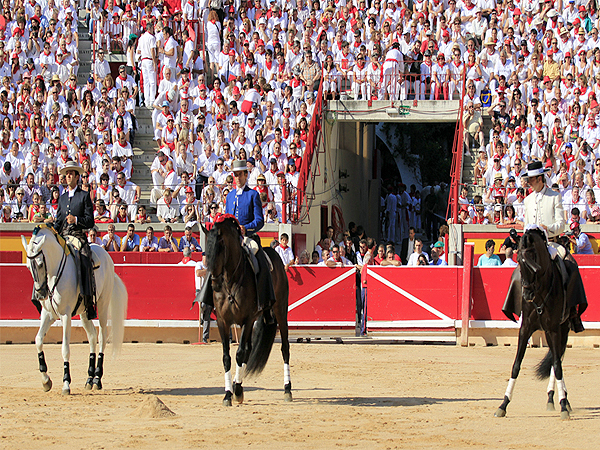 Los tres caballistas parten plaza