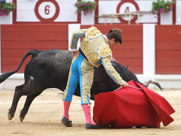 La muleta, por la arena