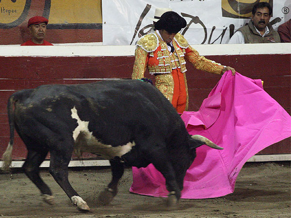 Rafael Ortega abriendose de capa