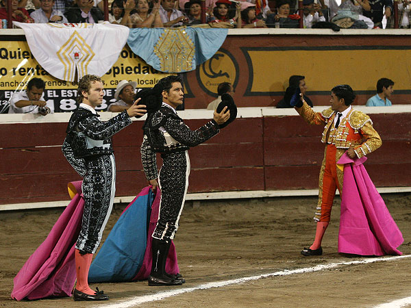 Saludando en el tercio