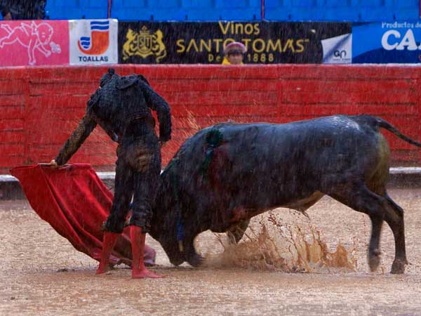 Toreando bajo la lluvia