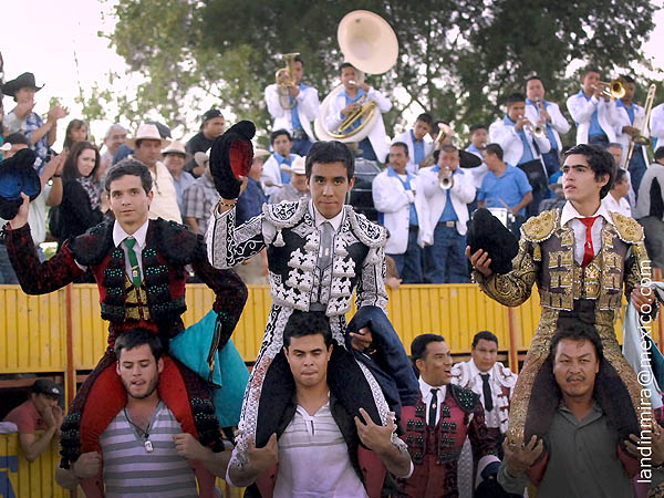 La tercia en volandas