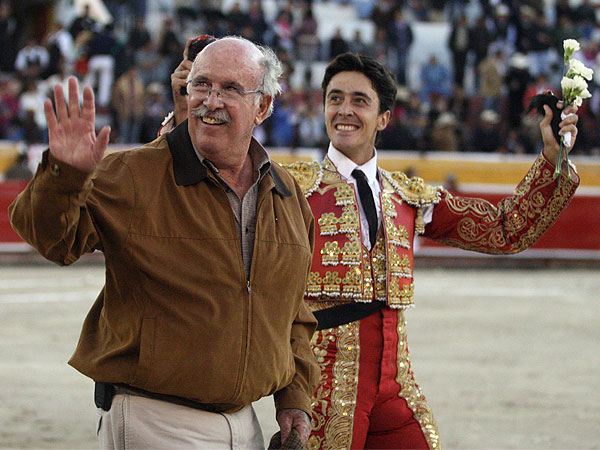 Dos orejas y vuelta con el ganadero