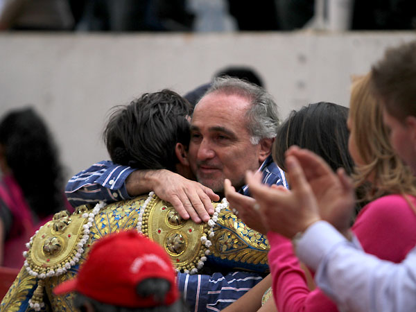 El abrazo de su padre