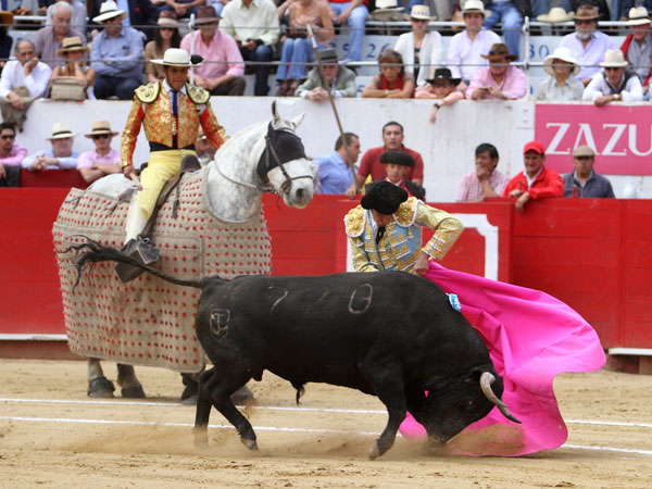 David Mora en el primer toro