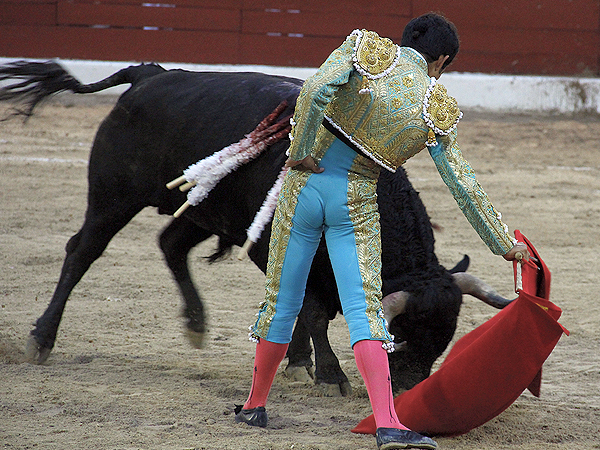 Con la mano abajo