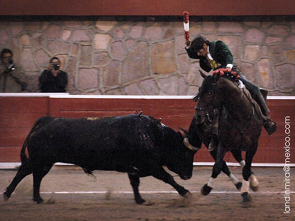 Exhibicin de toreo de costado