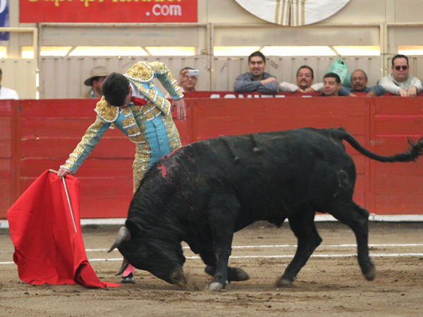 La muleta, barriendo la arena