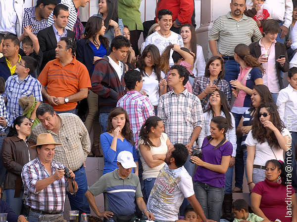 Los jovenes abarrotaron el gradero