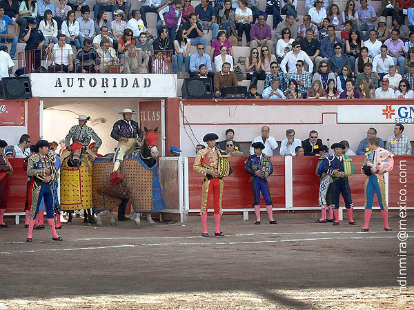 Gran entrada en la 1er. novillada