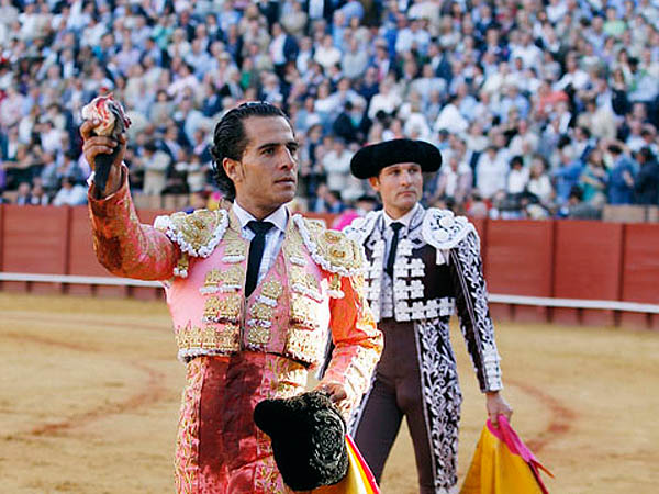 Fandio pase una oreja en Sevilla