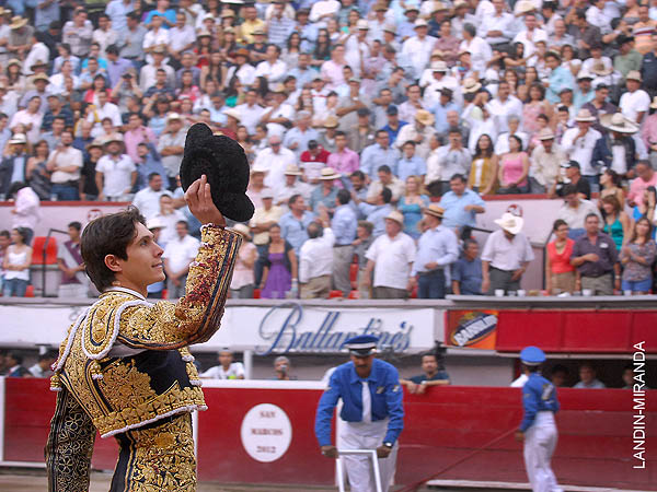 Recogiendo el cario y la ovacin