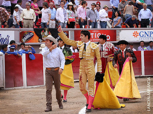 Vuelta de ganadero y matador