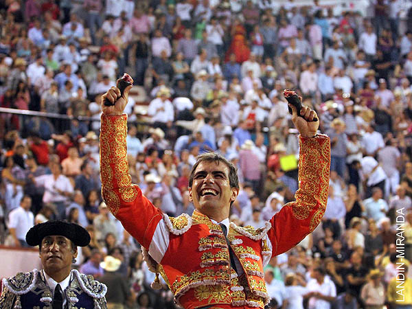 Feliz de la vida, pase dos trofeos