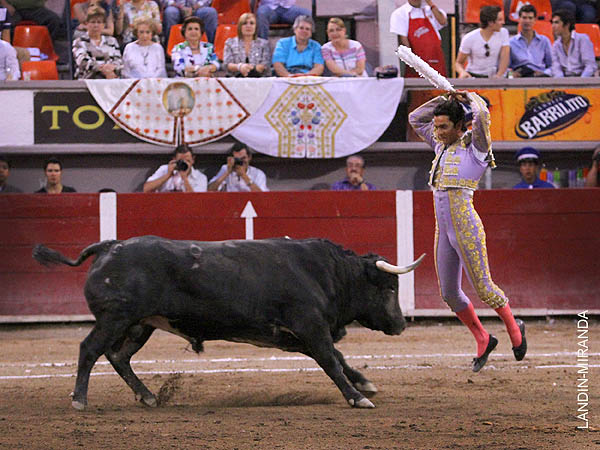 Banderille con solvencia y alegra