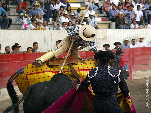 Ruso Delgado lo prende del morrillo