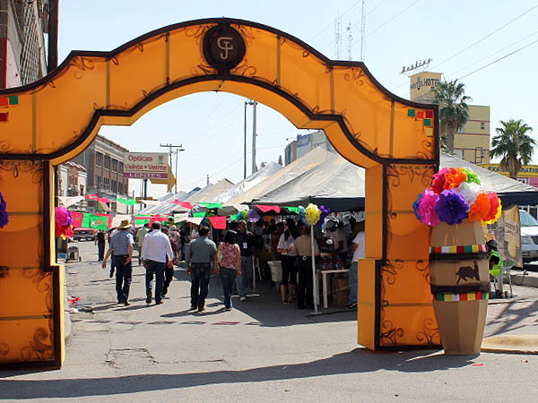 La verbena contigua a la plaza