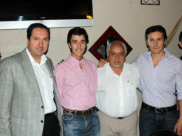 Javier Ortiz con los toreros