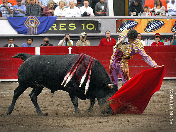 En los medios, casi en un palmo