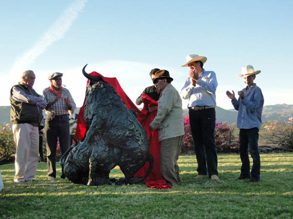 Develando los toros en bronce