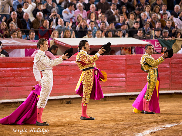 Saludando en el tercio