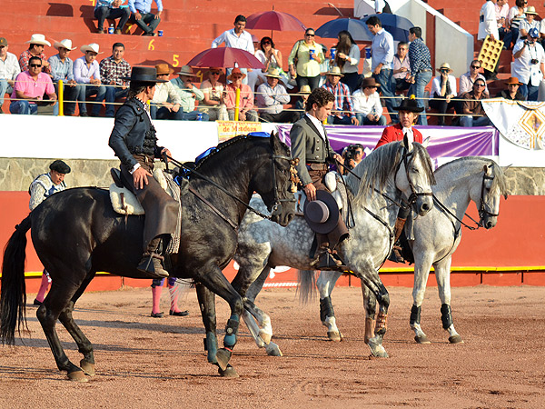 Tres caballistas