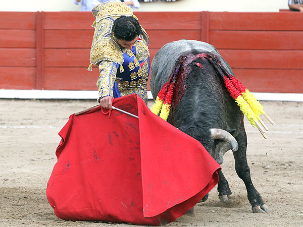 Con aguante le cuajo muletazos