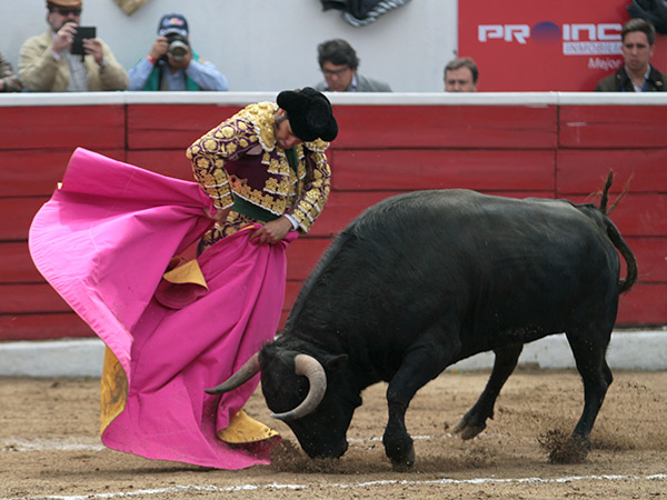 Abrochando las manos en la cadera