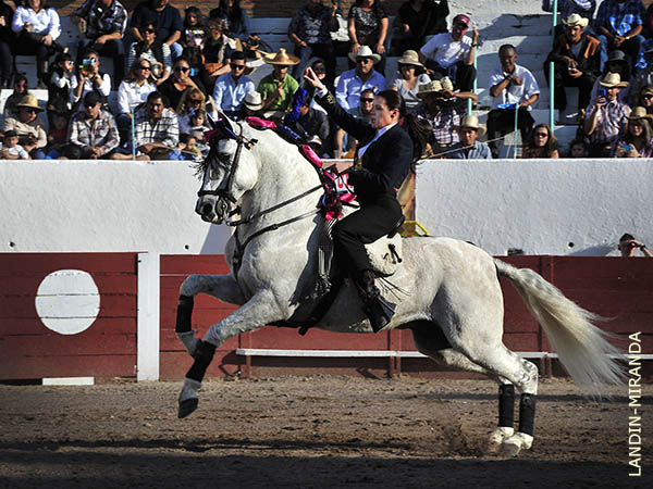 Mnica inicia el festejo