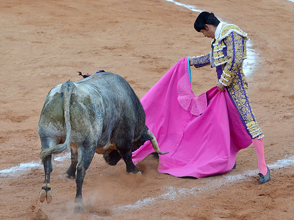 Uriel, jugando los brazos