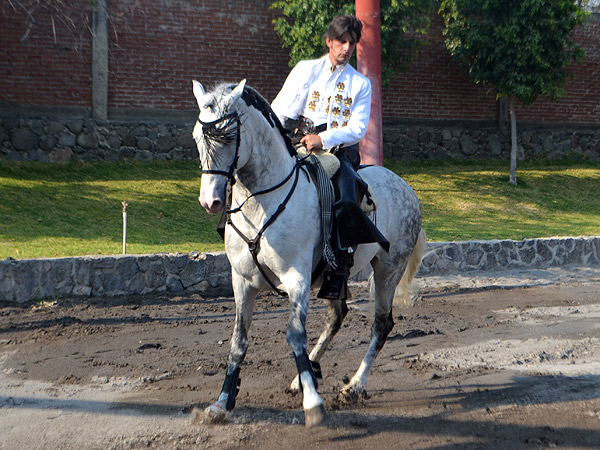 Emiliano, calentando