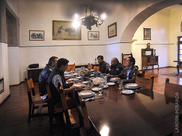 En el saln comedor de la finca