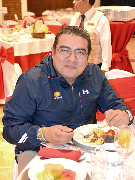 Carlos, desayunando