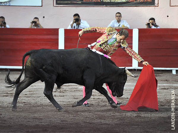 Acoplado a la embestida mexicana