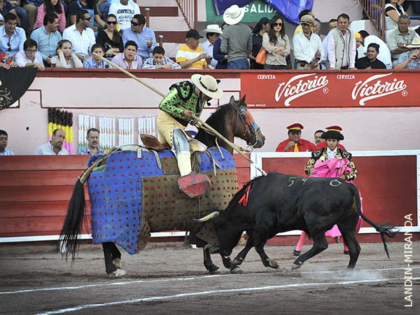 Carrillo, oficiando en varas