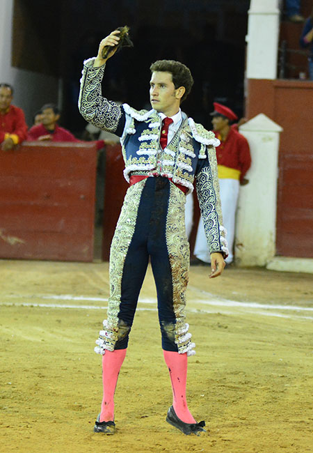 Oreja para Saldvar