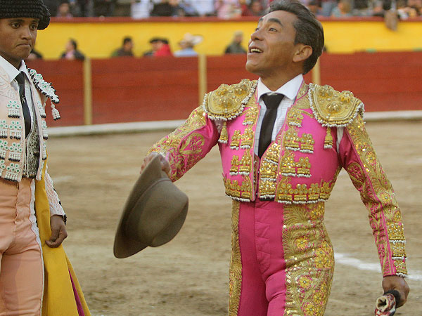 Ovacionado al pasear la oreja