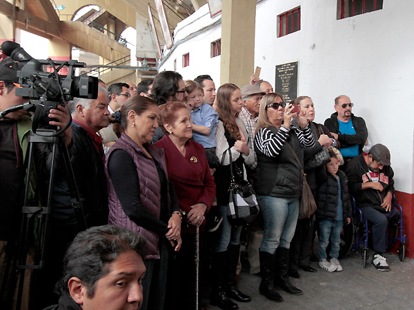 Familiares y amigos del maestro