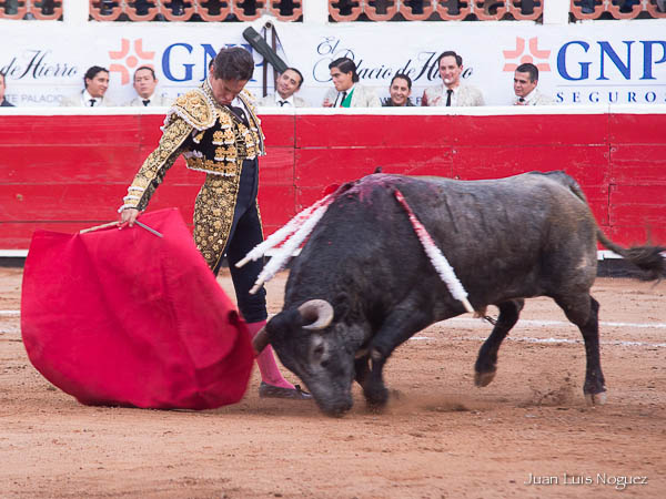 La barbilla en el pecho