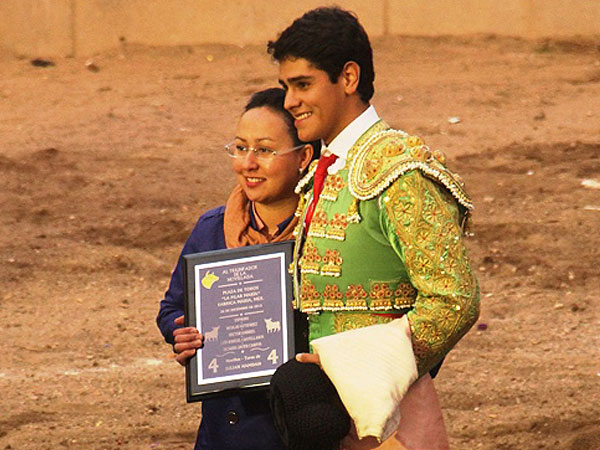 El joven torero recibi el trofeo