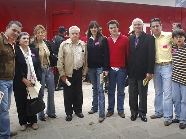 Rodeado de familia y amigos