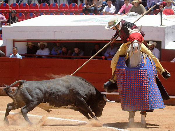 Csar Morales en un buen puyazo