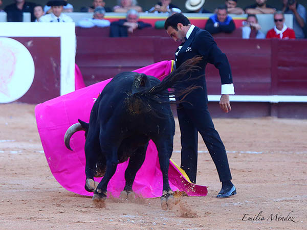 Abrochando a una mano