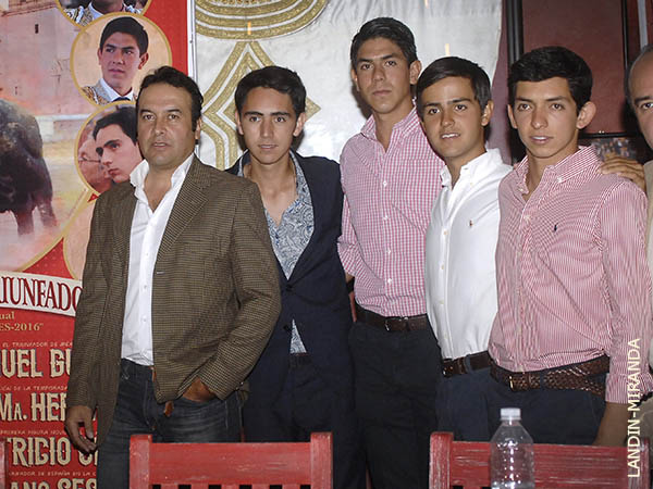 Los toreros con el empresario