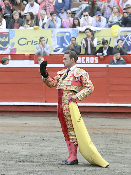 Saludó cariñosa ovación